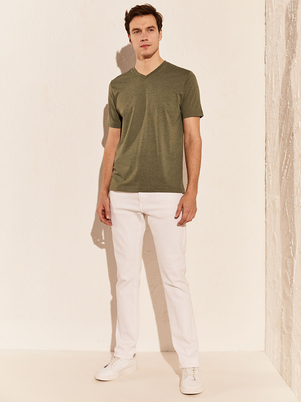 Haki V Yaka Kısa Kollu Basic Pamuklu Erkek Tişört-3