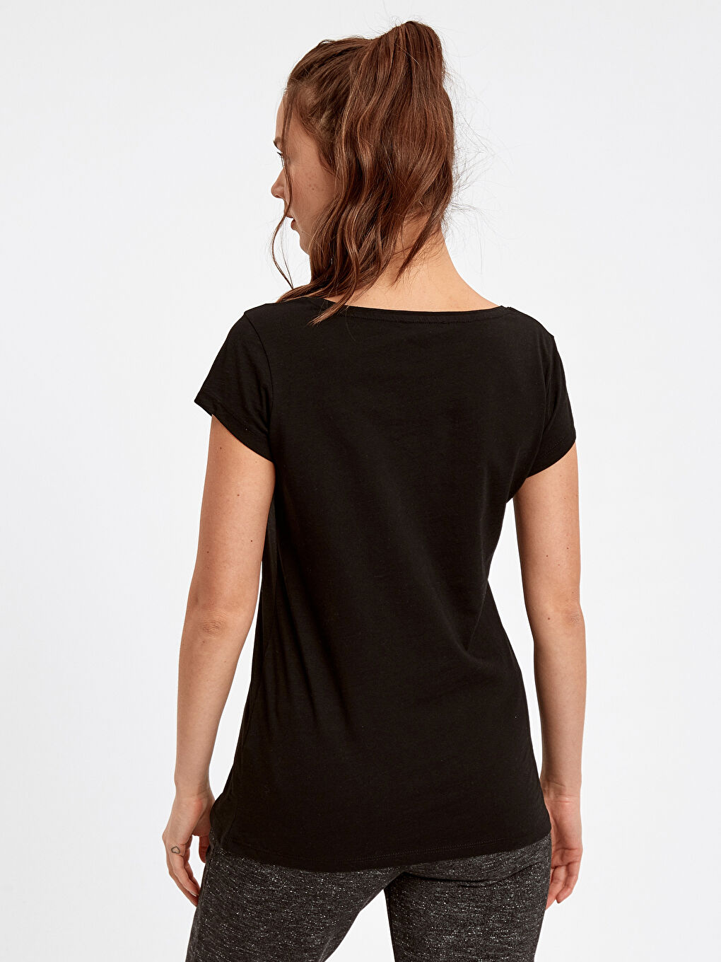 Футболка з V-подібним вирізом і кишенями-2