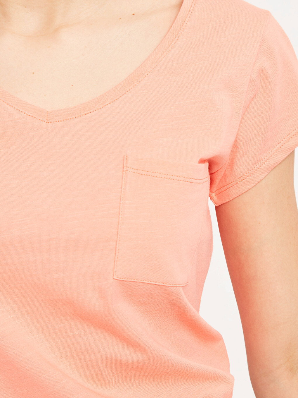 V-neck T-shirt With Pockets-3