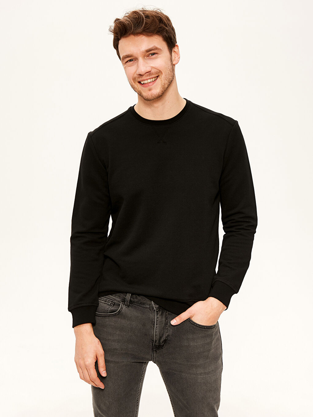 سويت شيرت أساسي برقبة دائرية-1