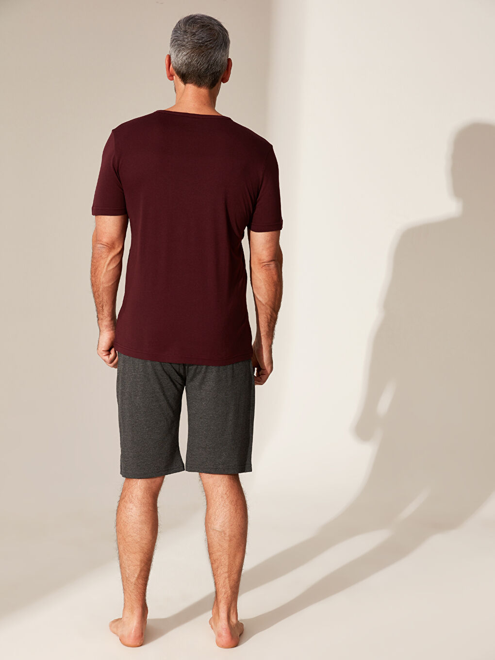 Мужской пижамный комплект с шортами стандартного кроя-2