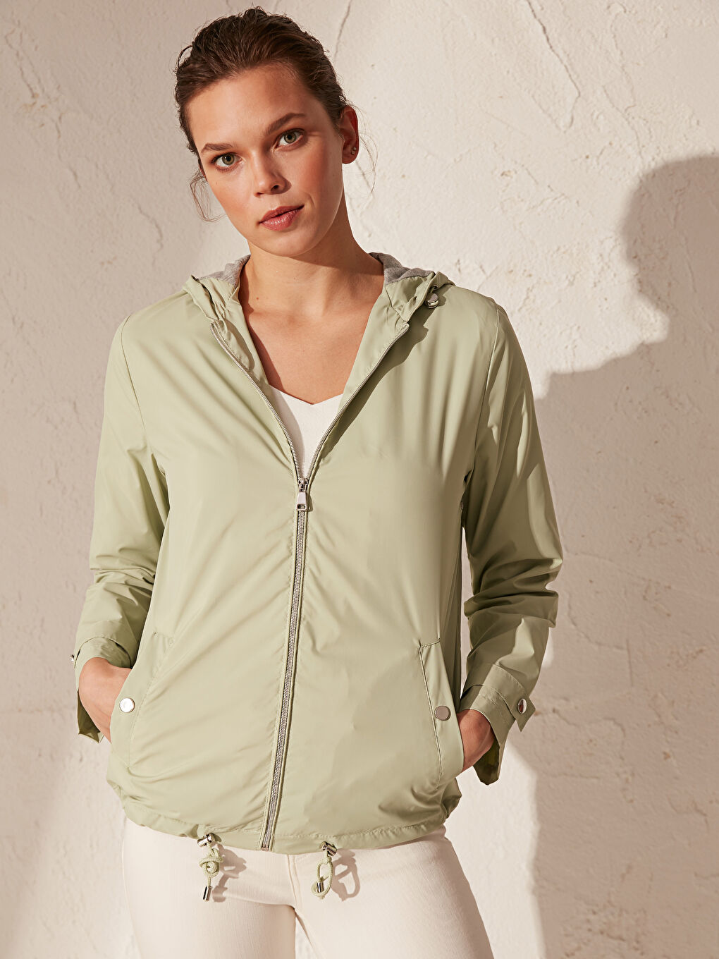 Yeşil Kapüşonlu İnce Yağmurluk