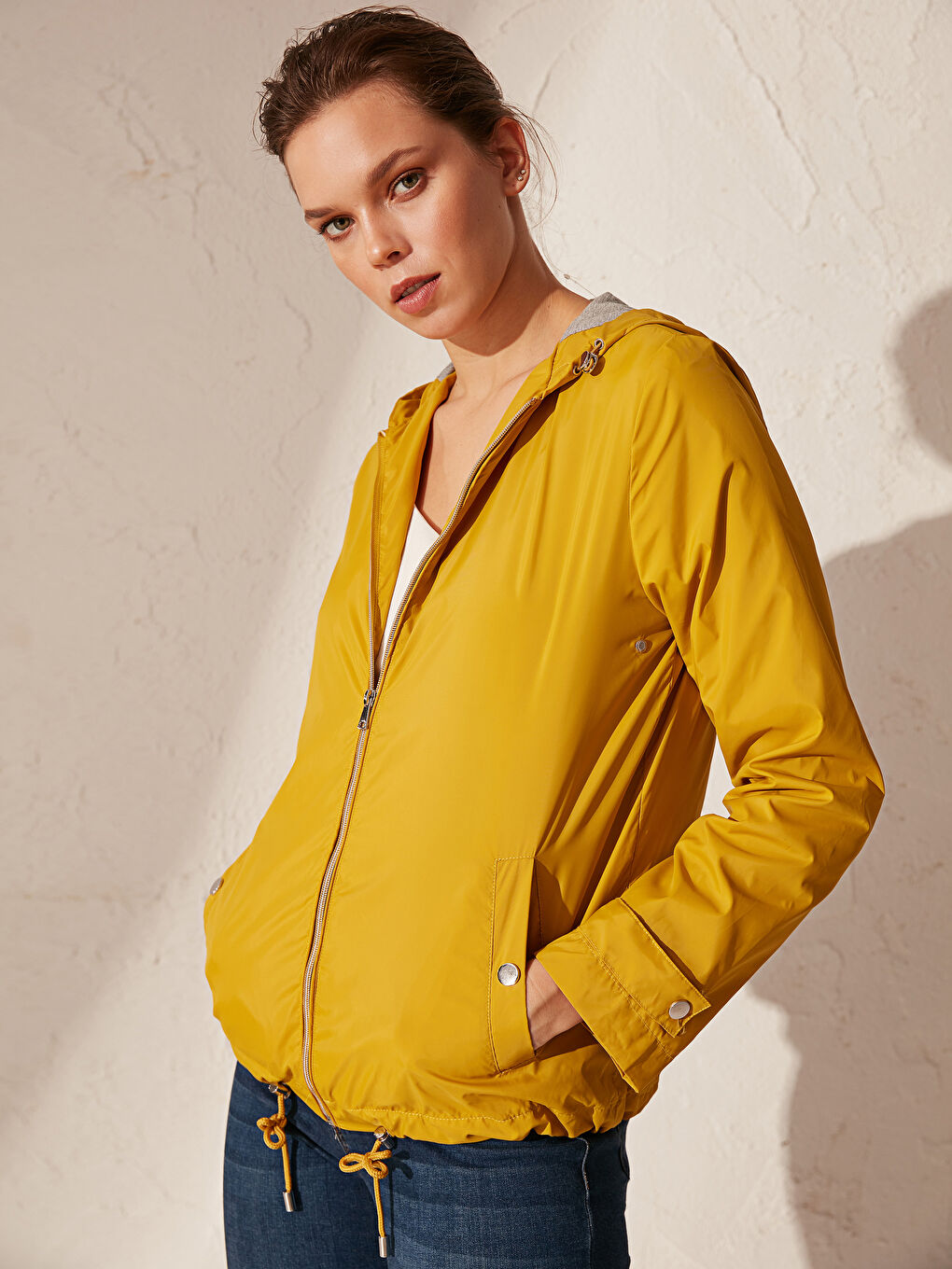 Sarı Kapüşonlu İnce Yağmurluk-1
