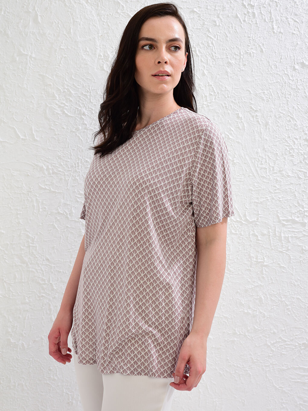 Beyaz Bisiklet Yaka Desenli Kısa Kollu Viskon Kadın Tişört-1