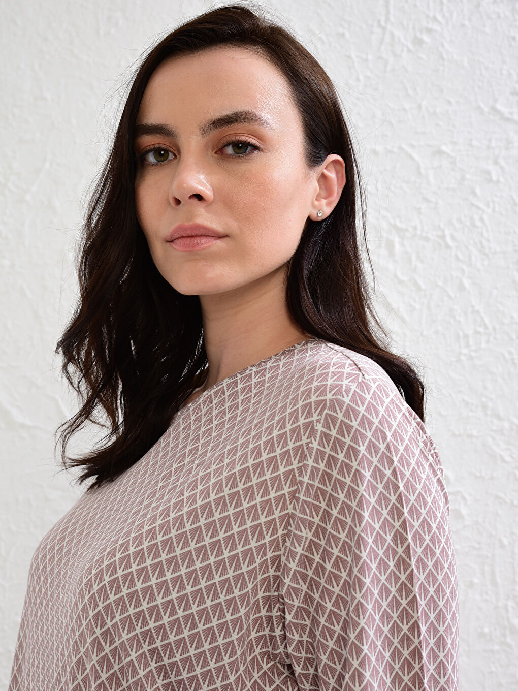 Beyaz Bisiklet Yaka Desenli Kısa Kollu Viskon Kadın Tişört-5