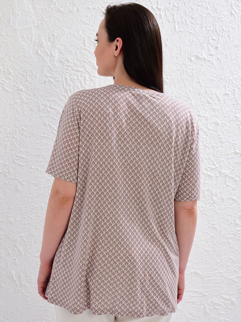 Beyaz Bisiklet Yaka Desenli Kısa Kollu Viskon Kadın Tişört-3