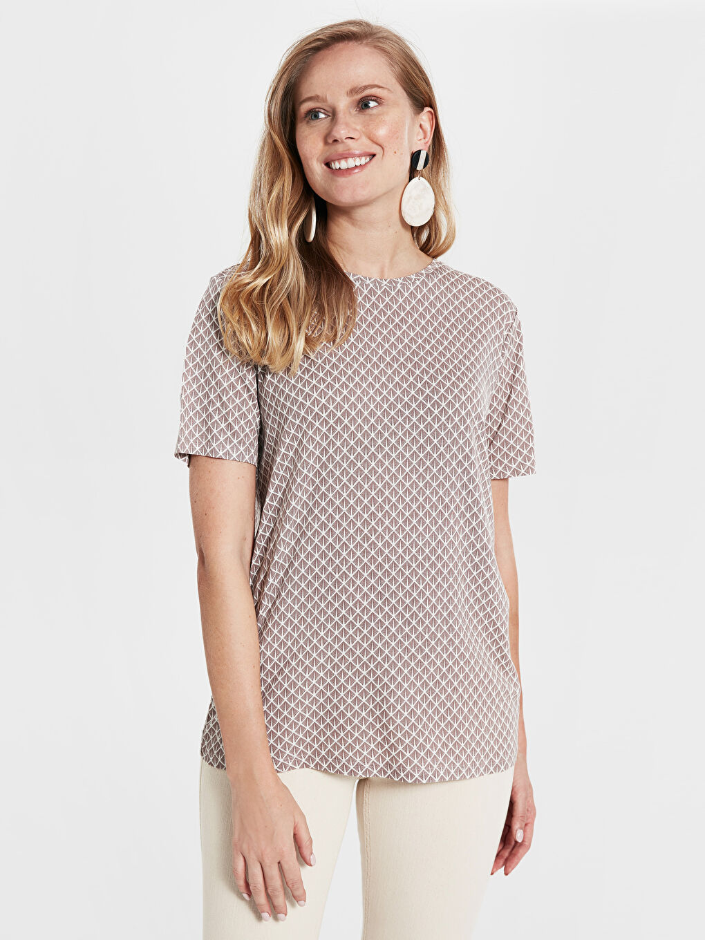 Beyaz Bisiklet Yaka Desenli Kısa Kollu Viskon Kadın Tişört