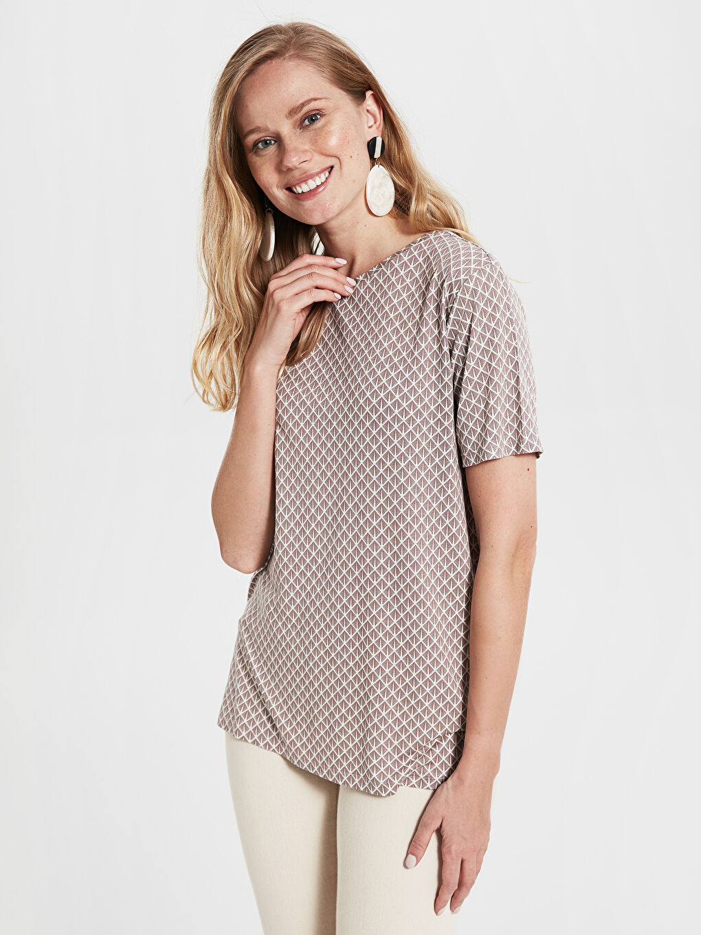 Beyaz Bisiklet Yaka Desenli Kısa Kollu Viskon Kadın Tişört-4