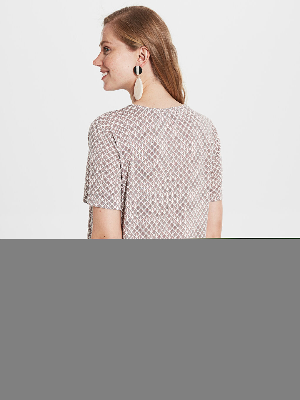 Beyaz Bisiklet Yaka Desenli Kısa Kollu Viskon Kadın Tişört-2