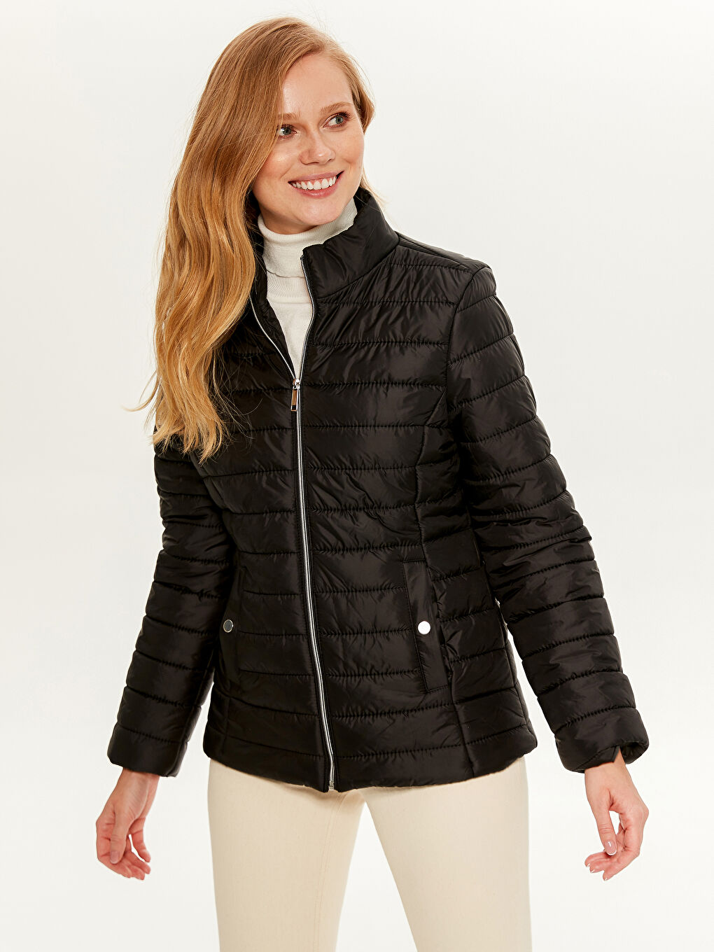 Siyah Uzun Kollu Kadın Dik Yaka Şişme Mont