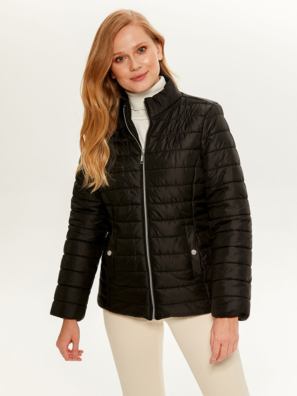 Siyah Uzun Kollu Kadın Dik Yaka Şişme Mont-1