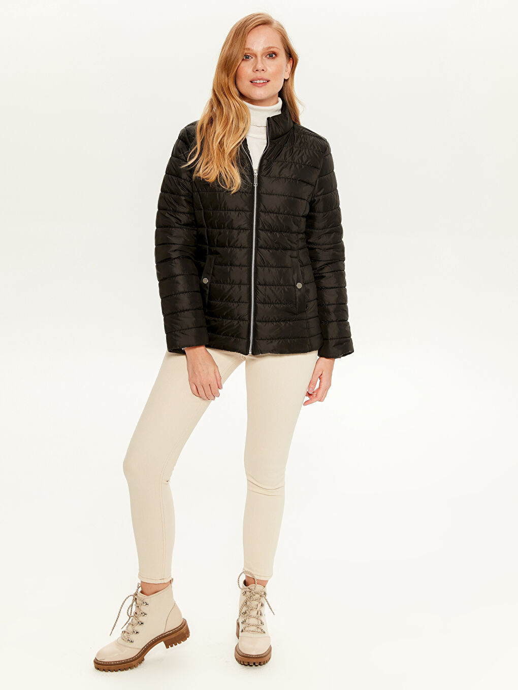 Siyah Uzun Kollu Kadın Dik Yaka Şişme Mont-3