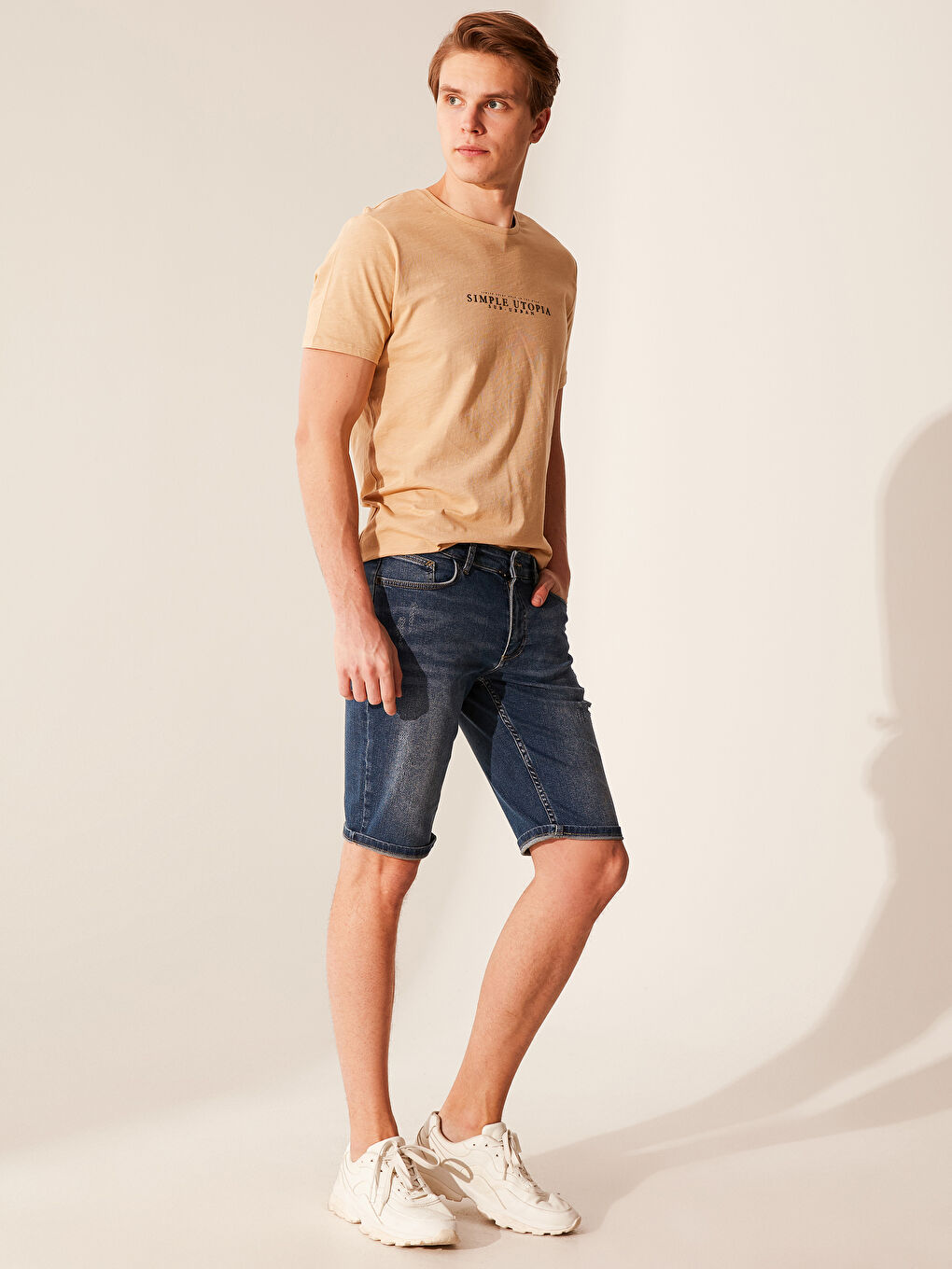 شورت جينز بقصة عادية