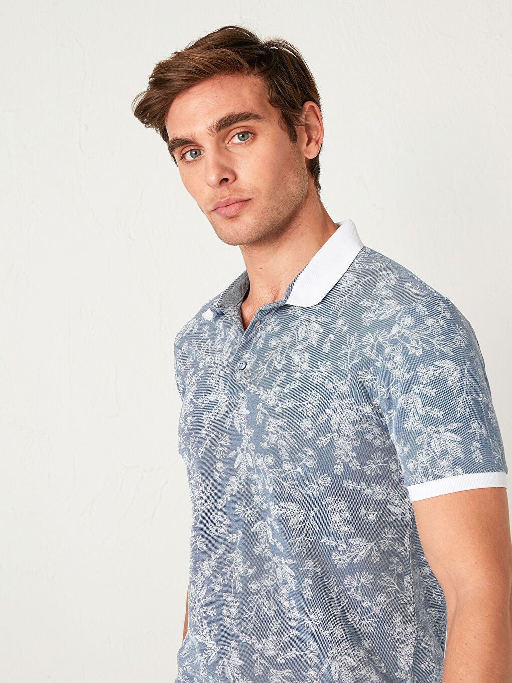 Mavi Çiçek Desenli Polo Yaka Kısa Kollu Pike Tişört