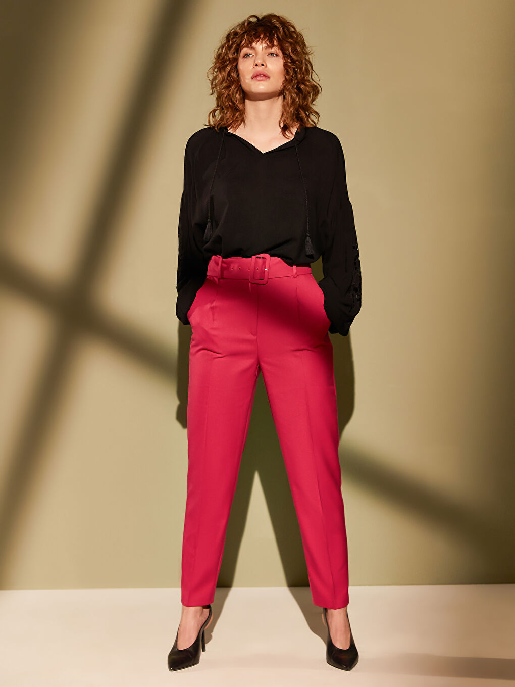 Siyah Yakası Bağlamalı Nakış Detaylı Balon Kollu Viskon Kadın Bluz-4