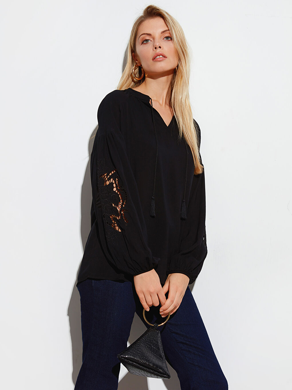 Siyah Yakası Bağlamalı Nakış Detaylı Balon Kollu Viskon Kadın Bluz