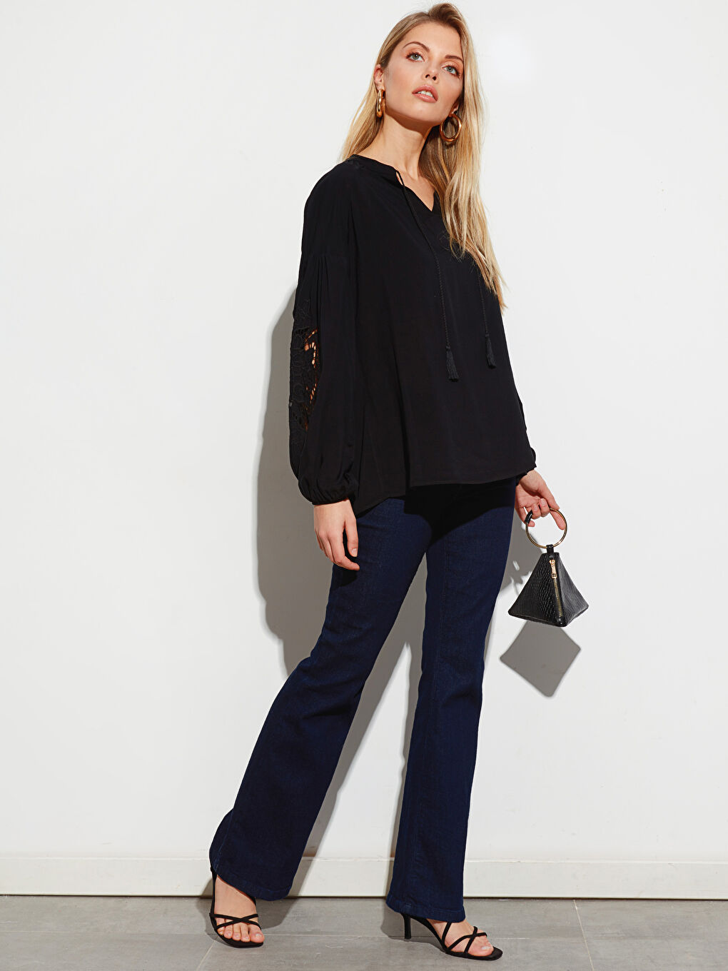 Siyah Yakası Bağlamalı Nakış Detaylı Balon Kollu Viskon Kadın Bluz-2