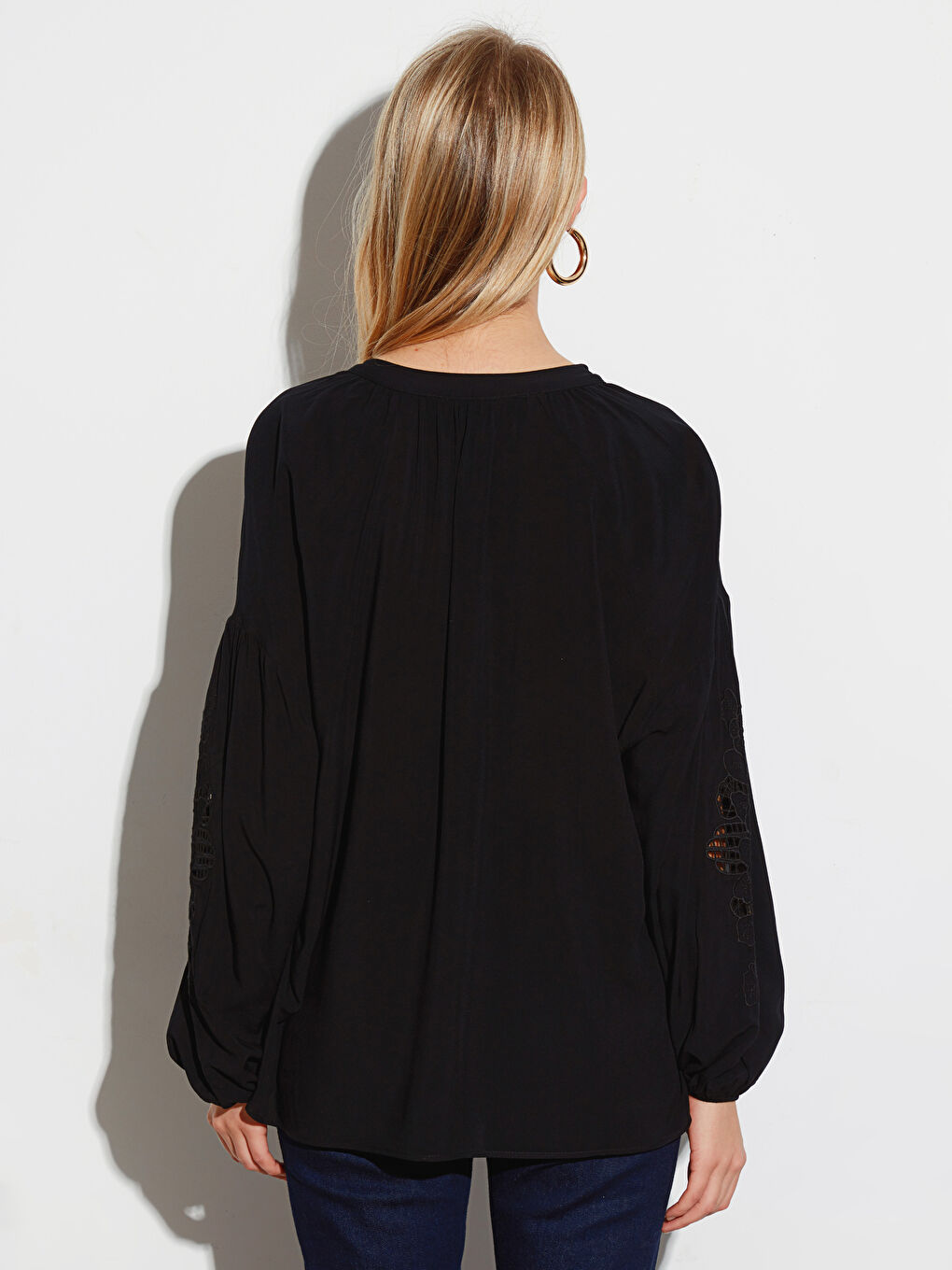 Siyah Yakası Bağlamalı Nakış Detaylı Balon Kollu Viskon Kadın Bluz-3