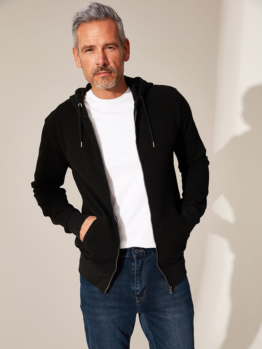 Siyah Kapüşonlu Fermuarlı Sweatshirt