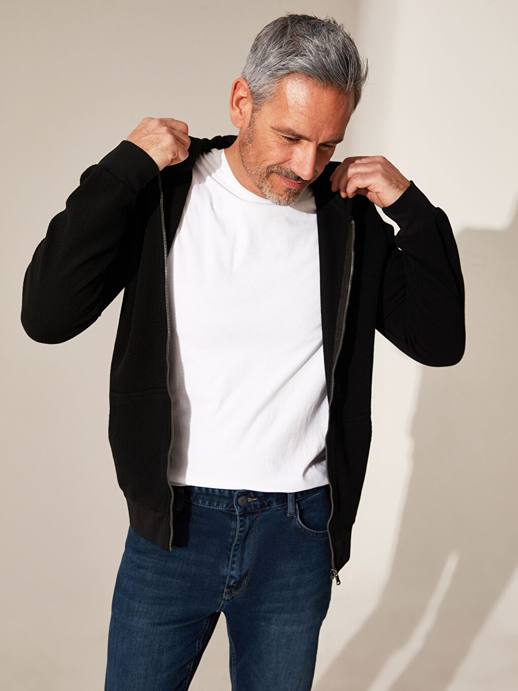 Siyah Kapüşonlu Fermuarlı Sweatshirt-1