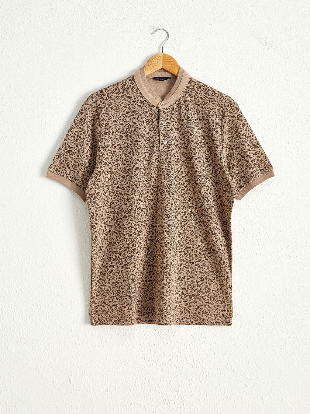 Bej Hakim Yaka Desenli Kısa Kollu Tişört