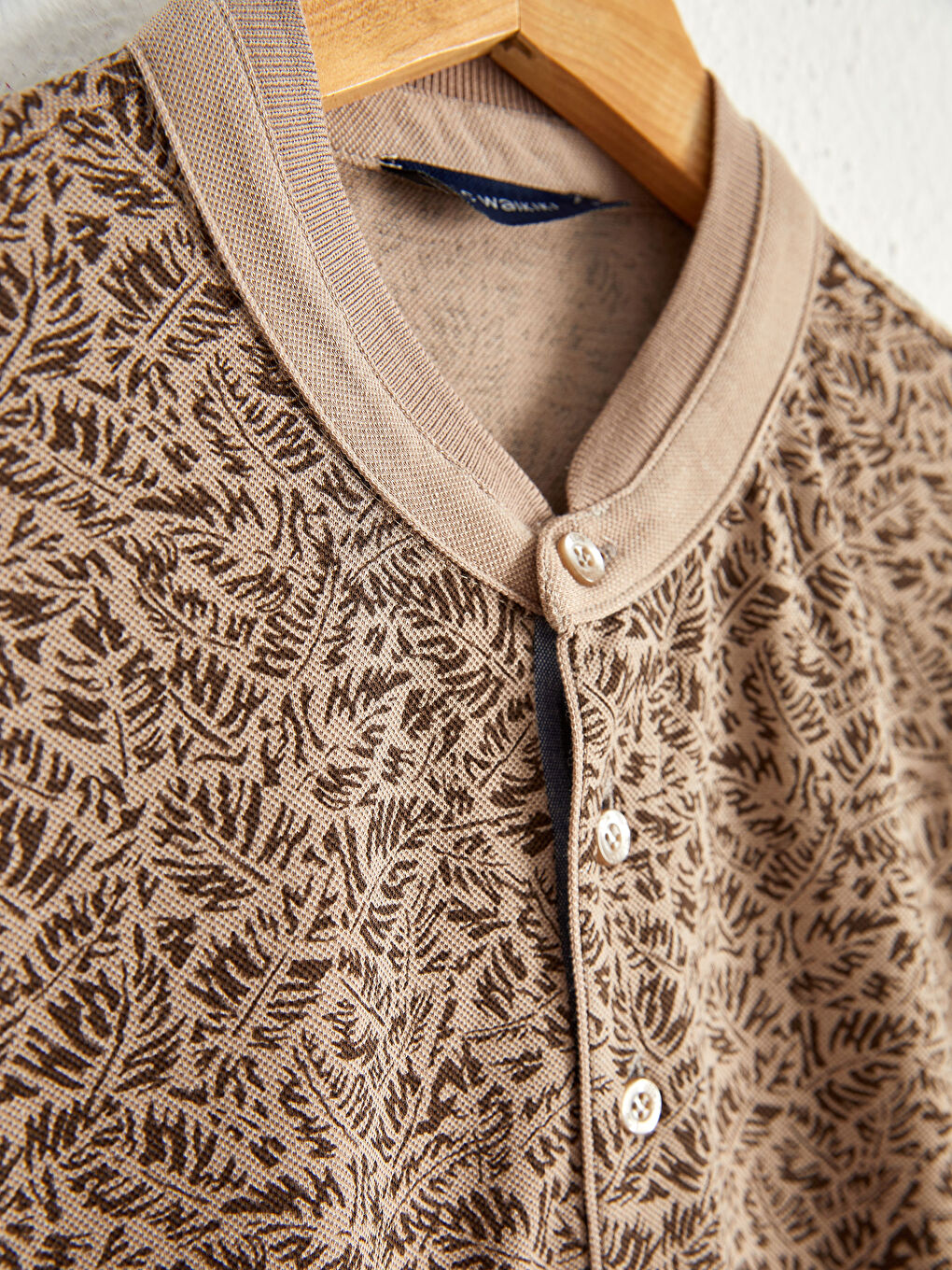 Bej Hakim Yaka Desenli Kısa Kollu Tişört-1