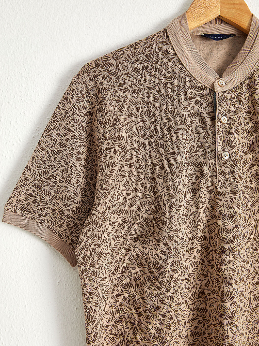 Bej Hakim Yaka Desenli Kısa Kollu Tişört-3