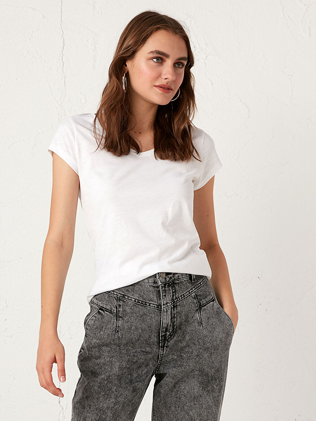 Beyaz V Yaka Pamuklu Tişört-6