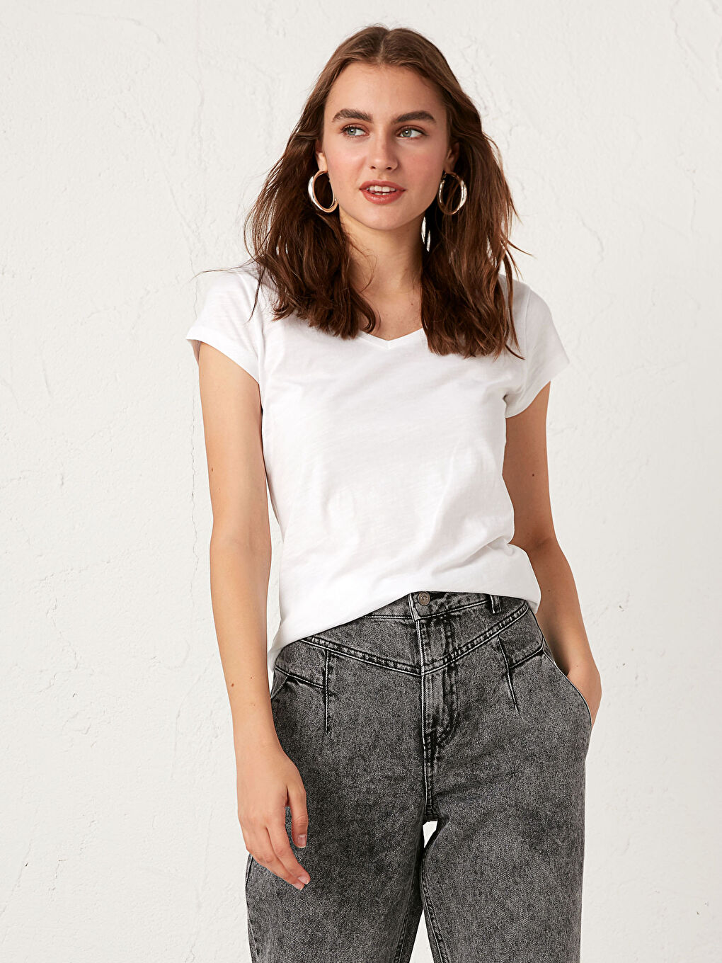 Beyaz V Yaka Pamuklu Tişört-8