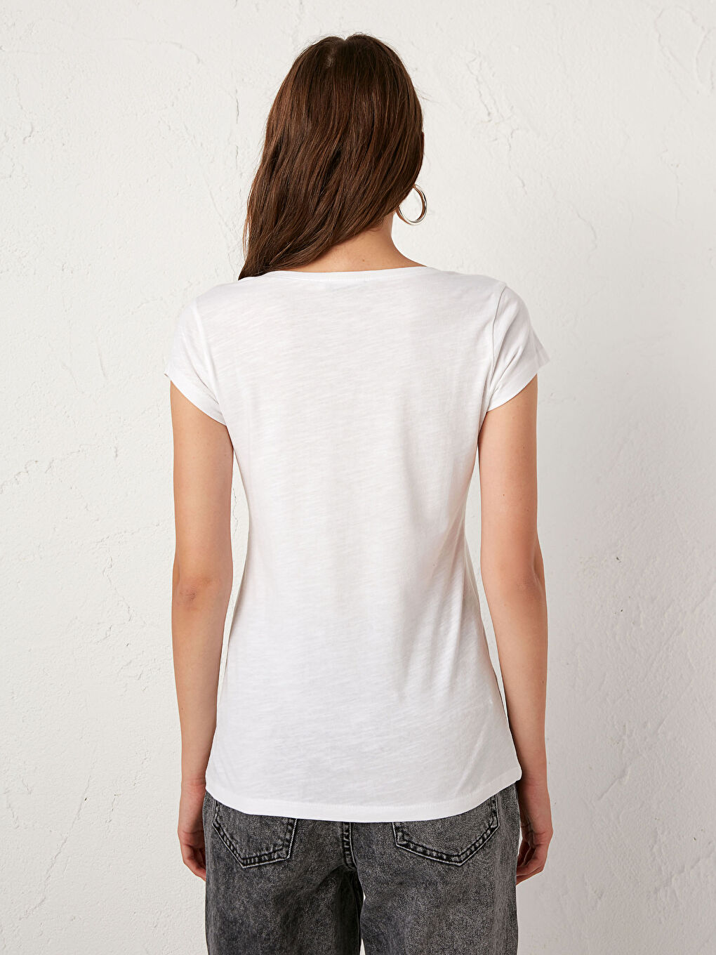 Beyaz V Yaka Pamuklu Tişört-9