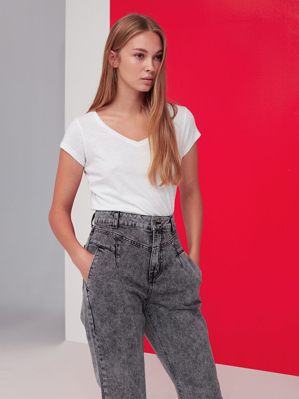 Beyaz V Yaka Pamuklu Tişört-3