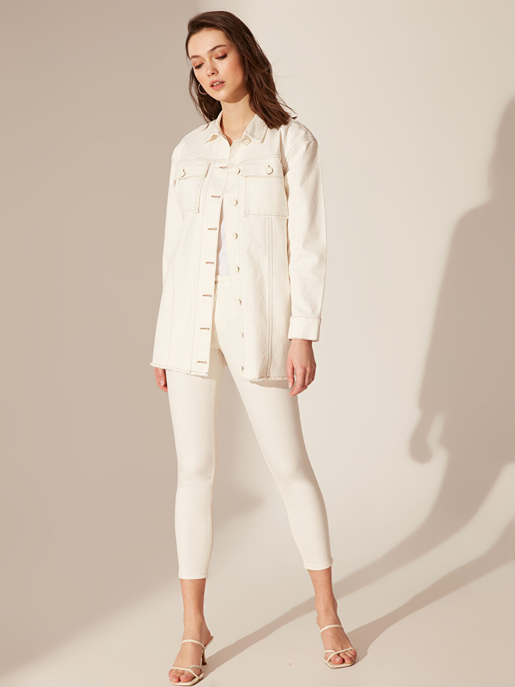 Beyaz Standart Fit Uzun Kollu Kadın Jean Ceket-2