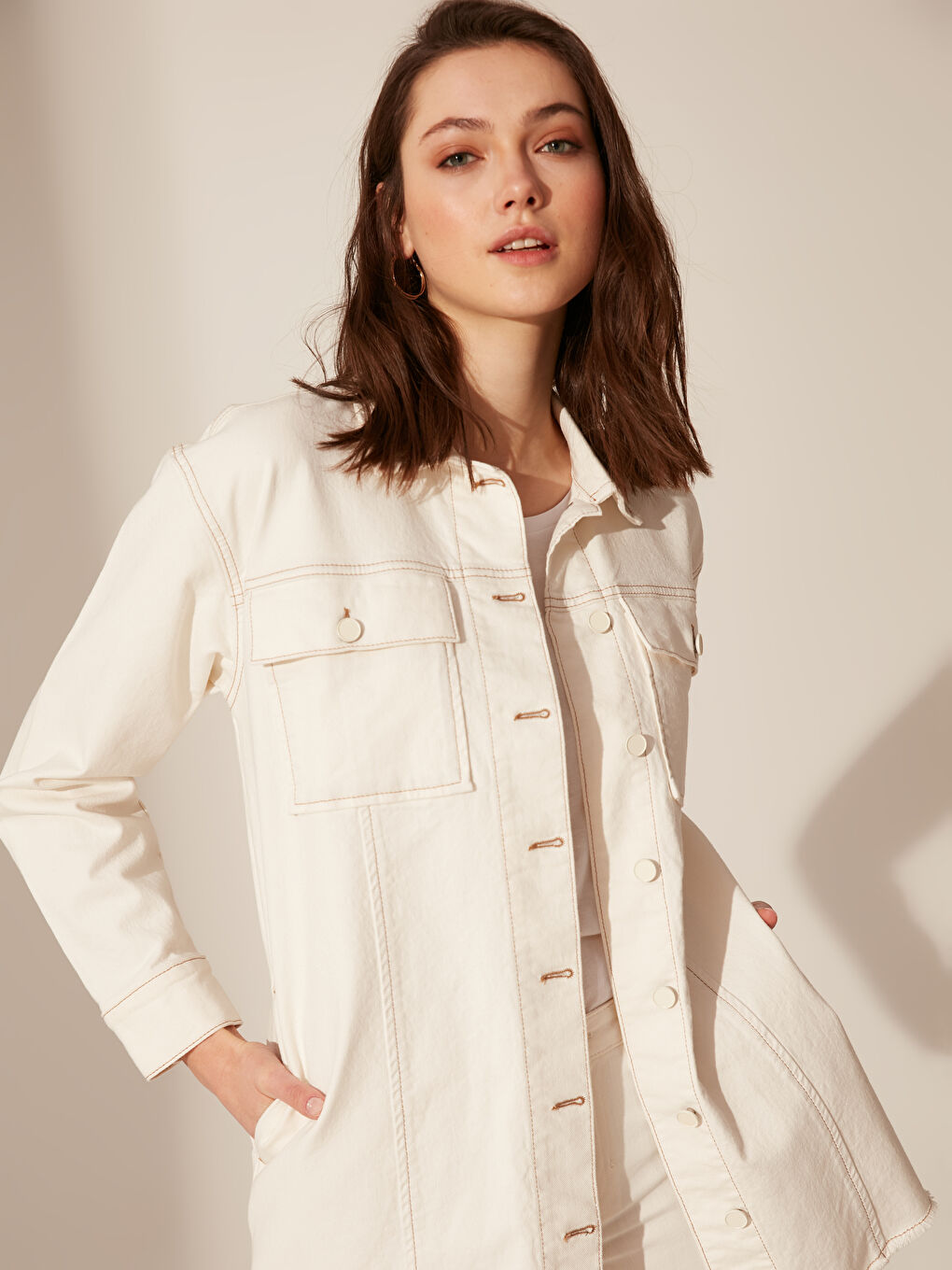 Beyaz Standart Fit Uzun Kollu Kadın Jean Ceket-4