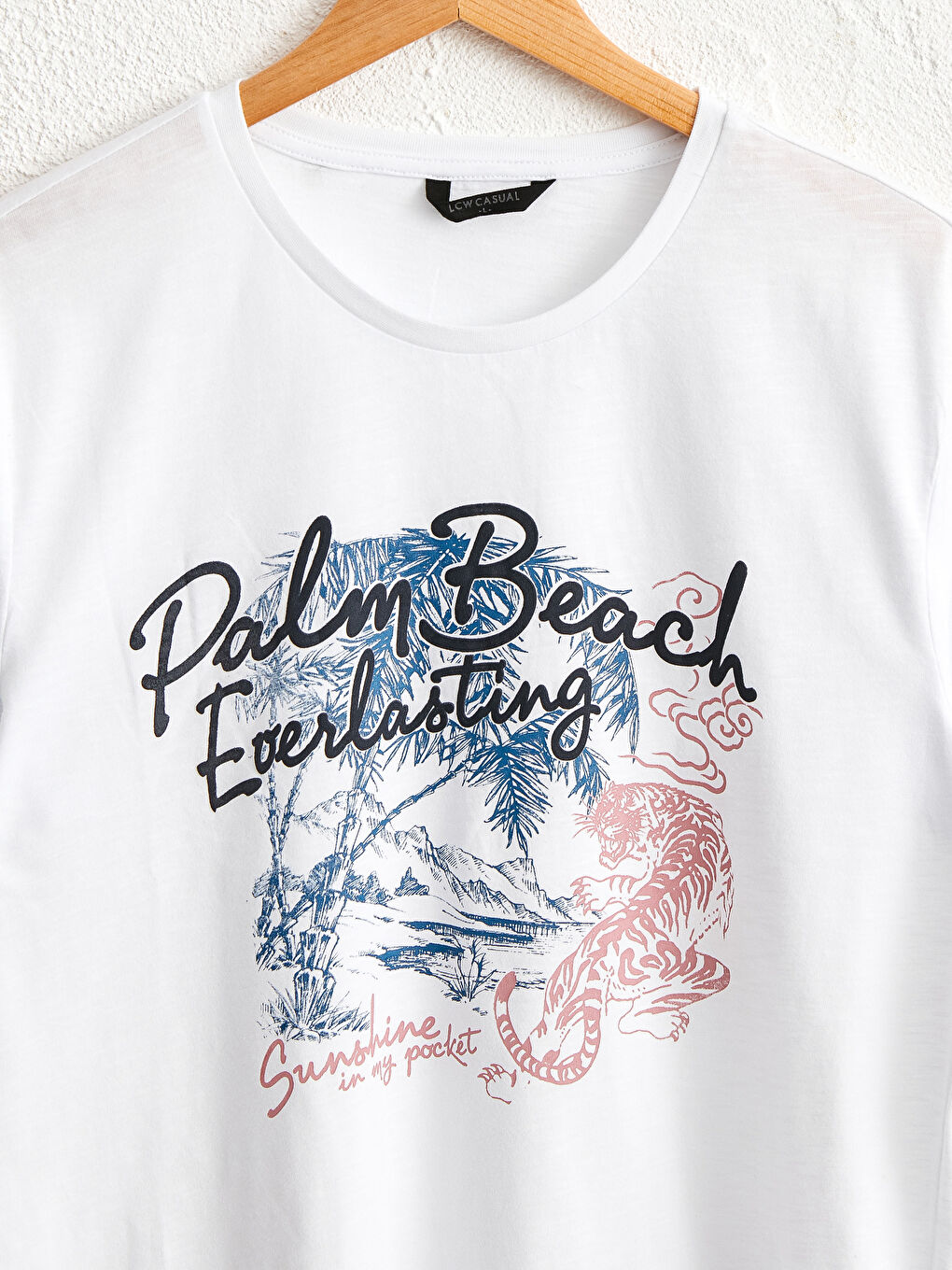 Beyaz Bisiklet Yaka Baskılı Tişört-1