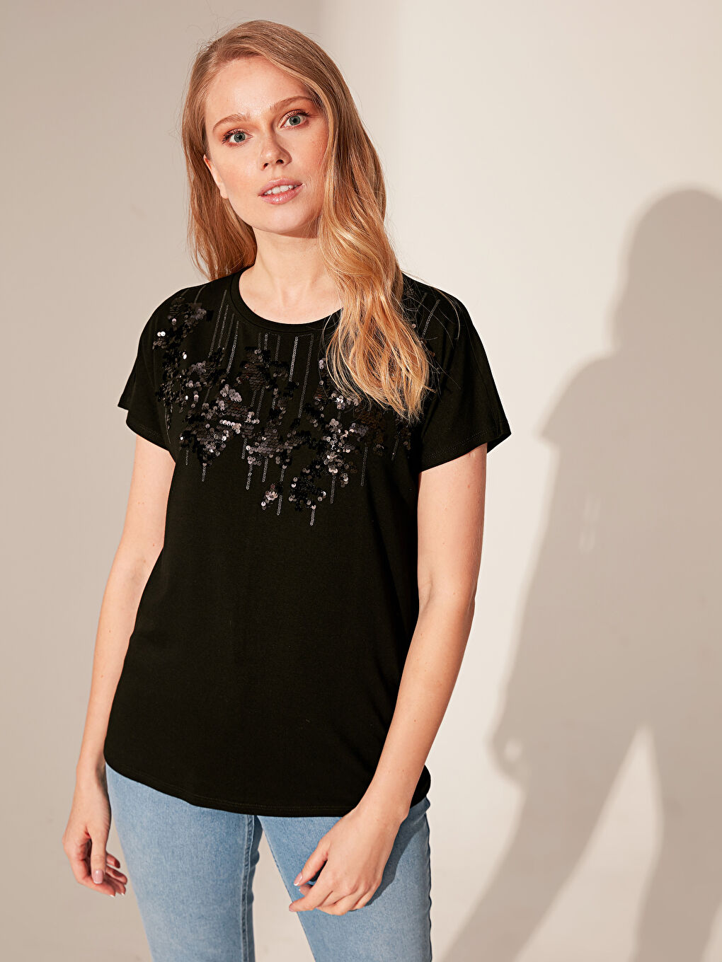 Футболка з круглим вирізом та коротким рукавом для жінок