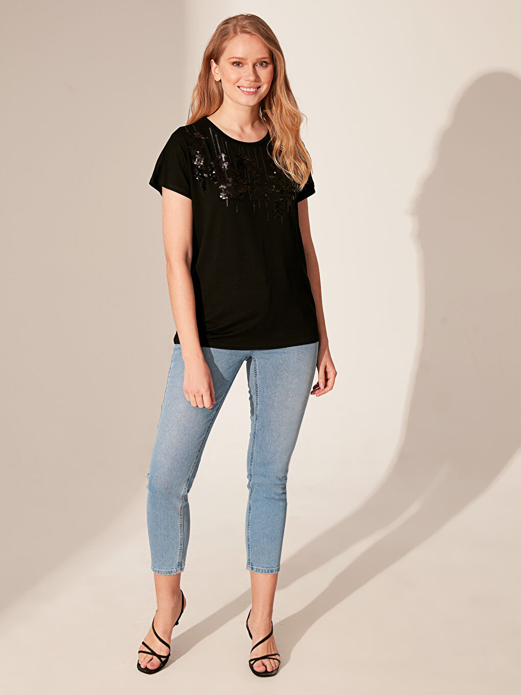 Футболка з круглим вирізом та коротким рукавом для жінок-2