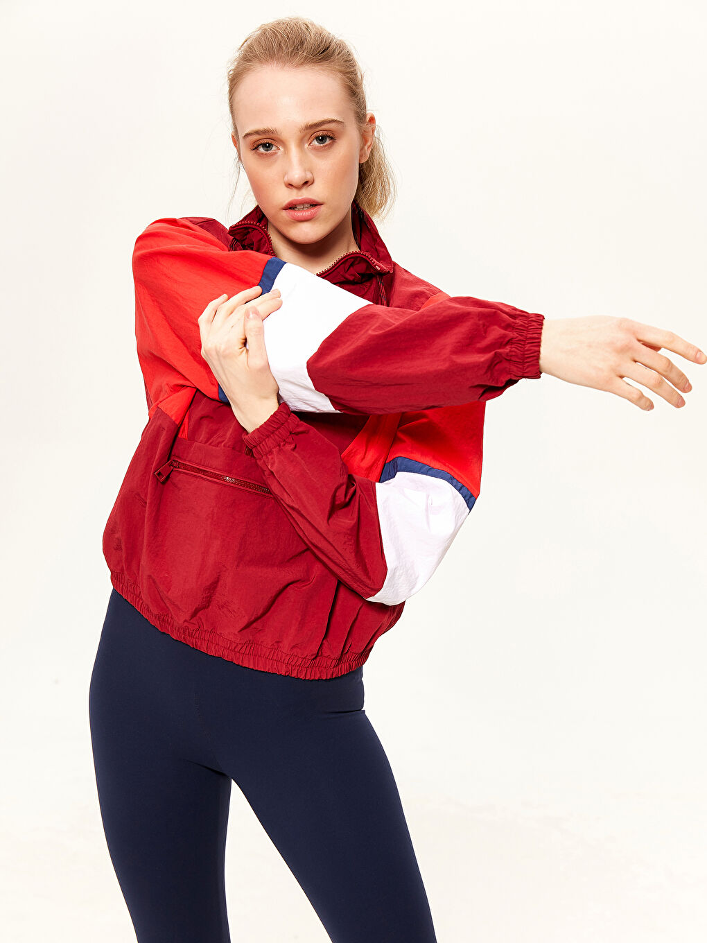 Bordo Dik Yaka Renk Bloklu Uzun Kollu Kadın Yağmurluk-1