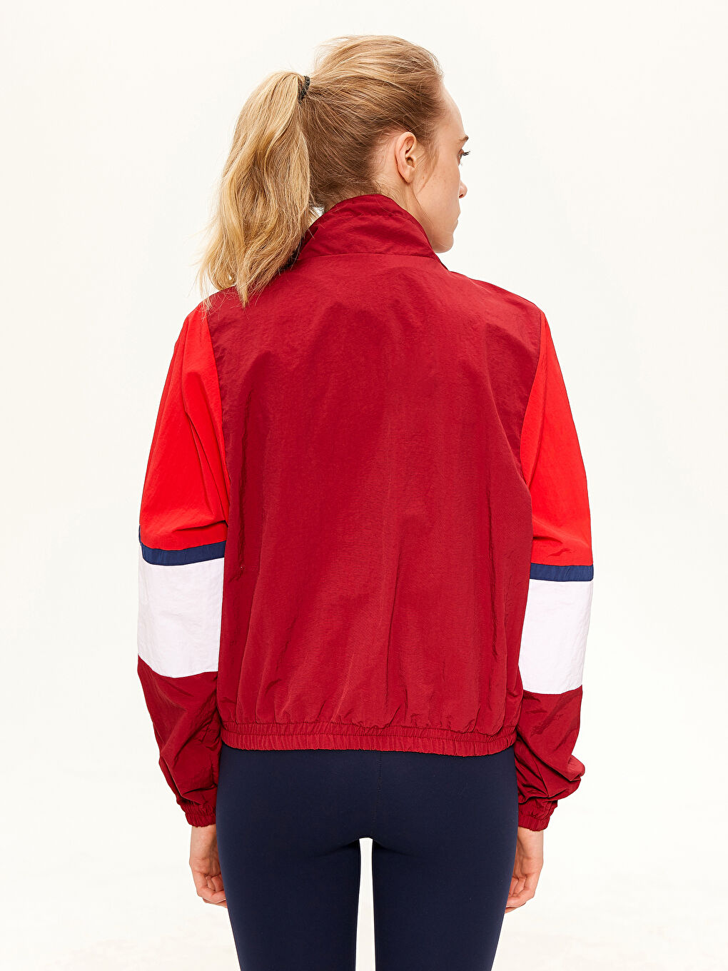 Bordo Dik Yaka Renk Bloklu Uzun Kollu Kadın Yağmurluk-2