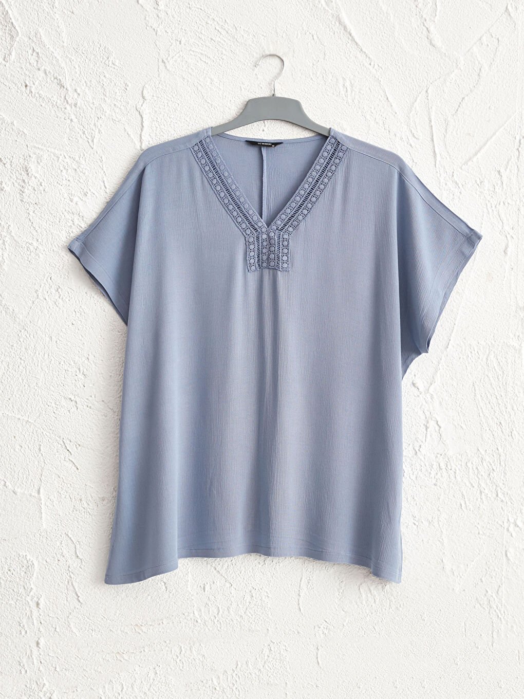 Блузка из вискозы с фигурным вырезом-1