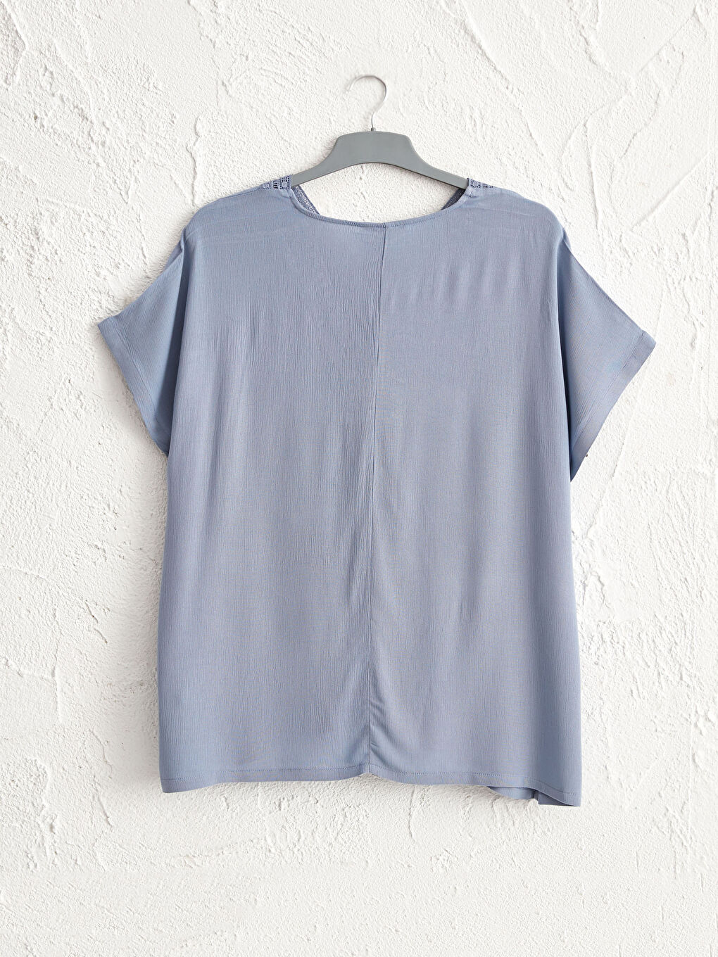 Блузка из вискозы с фигурным вырезом-2