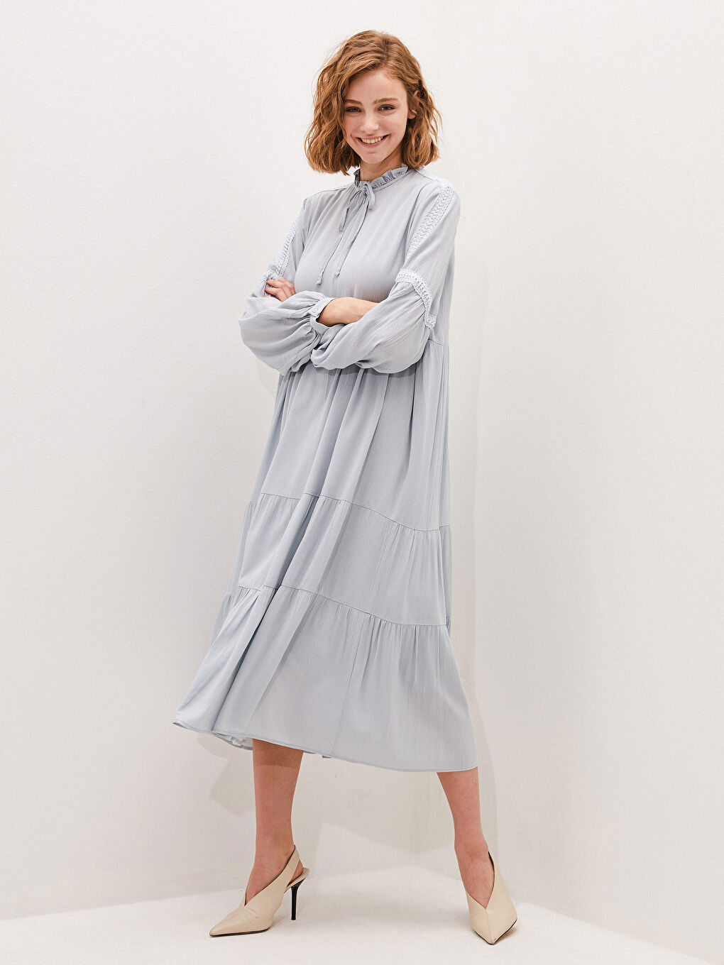 Yeşil Fırfırlı Bağlamalı Yaka Dantel Detaylı Uzun Kollu Krinkle Kumaş Kadın Elbise