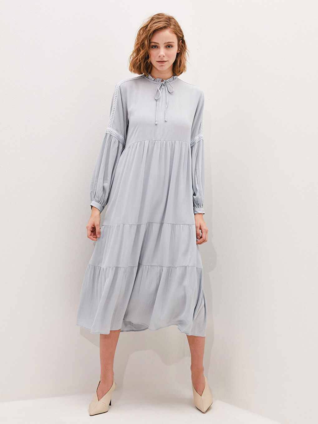 Yeşil Fırfırlı Bağlamalı Yaka Dantel Detaylı Uzun Kollu Krinkle Kumaş Kadın Elbise-1