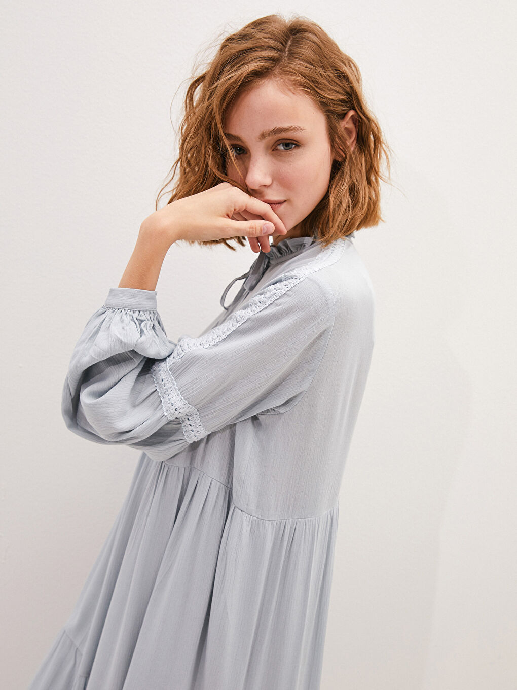 Yeşil Fırfırlı Bağlamalı Yaka Dantel Detaylı Uzun Kollu Krinkle Kumaş Kadın Elbise-2