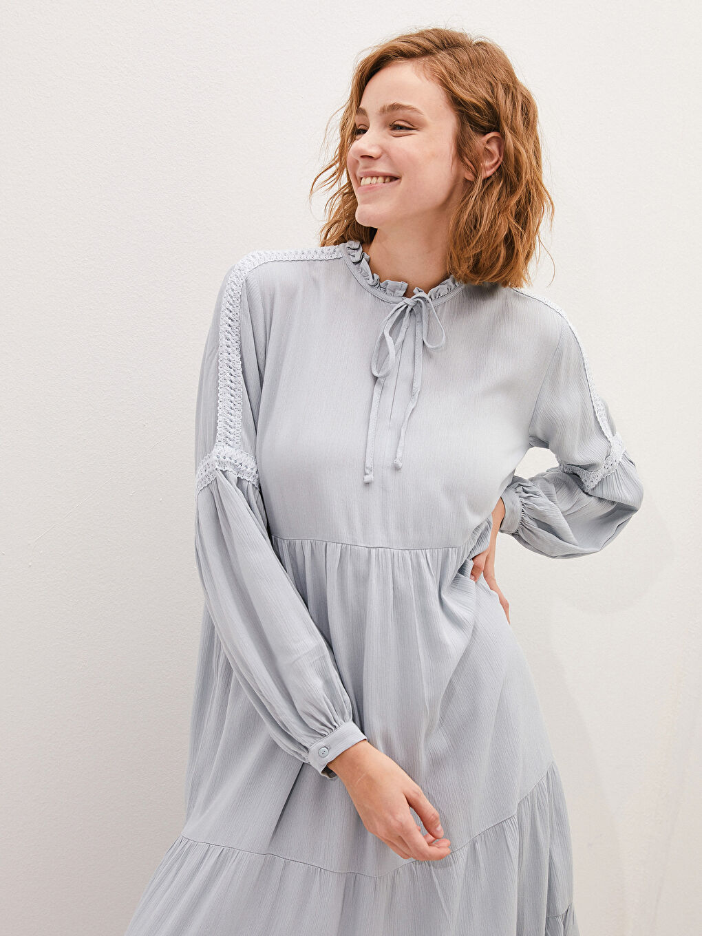 Yeşil Fırfırlı Bağlamalı Yaka Dantel Detaylı Uzun Kollu Krinkle Kumaş Kadın Elbise-3