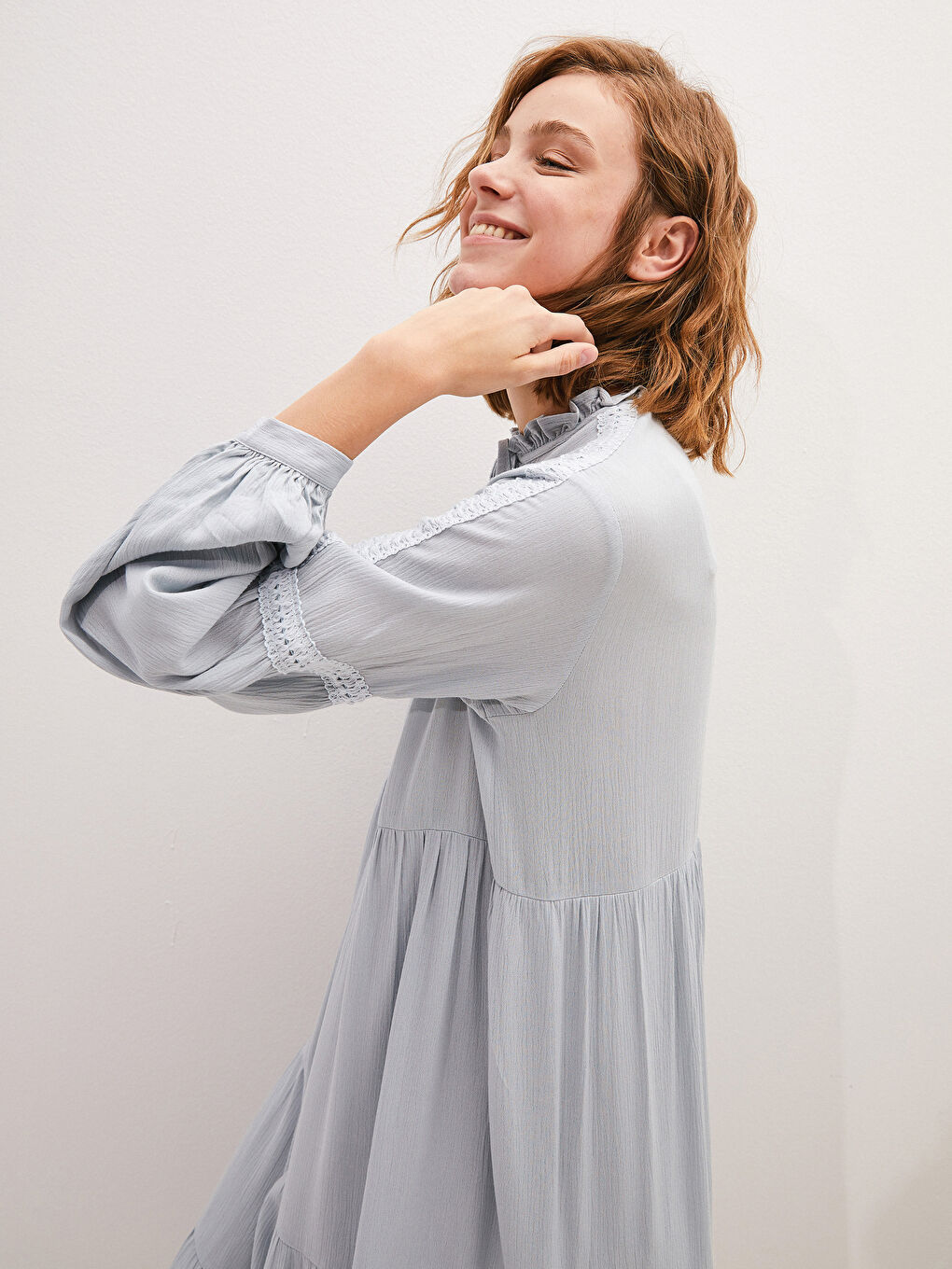 Yeşil Fırfırlı Bağlamalı Yaka Dantel Detaylı Uzun Kollu Krinkle Kumaş Kadın Elbise-4