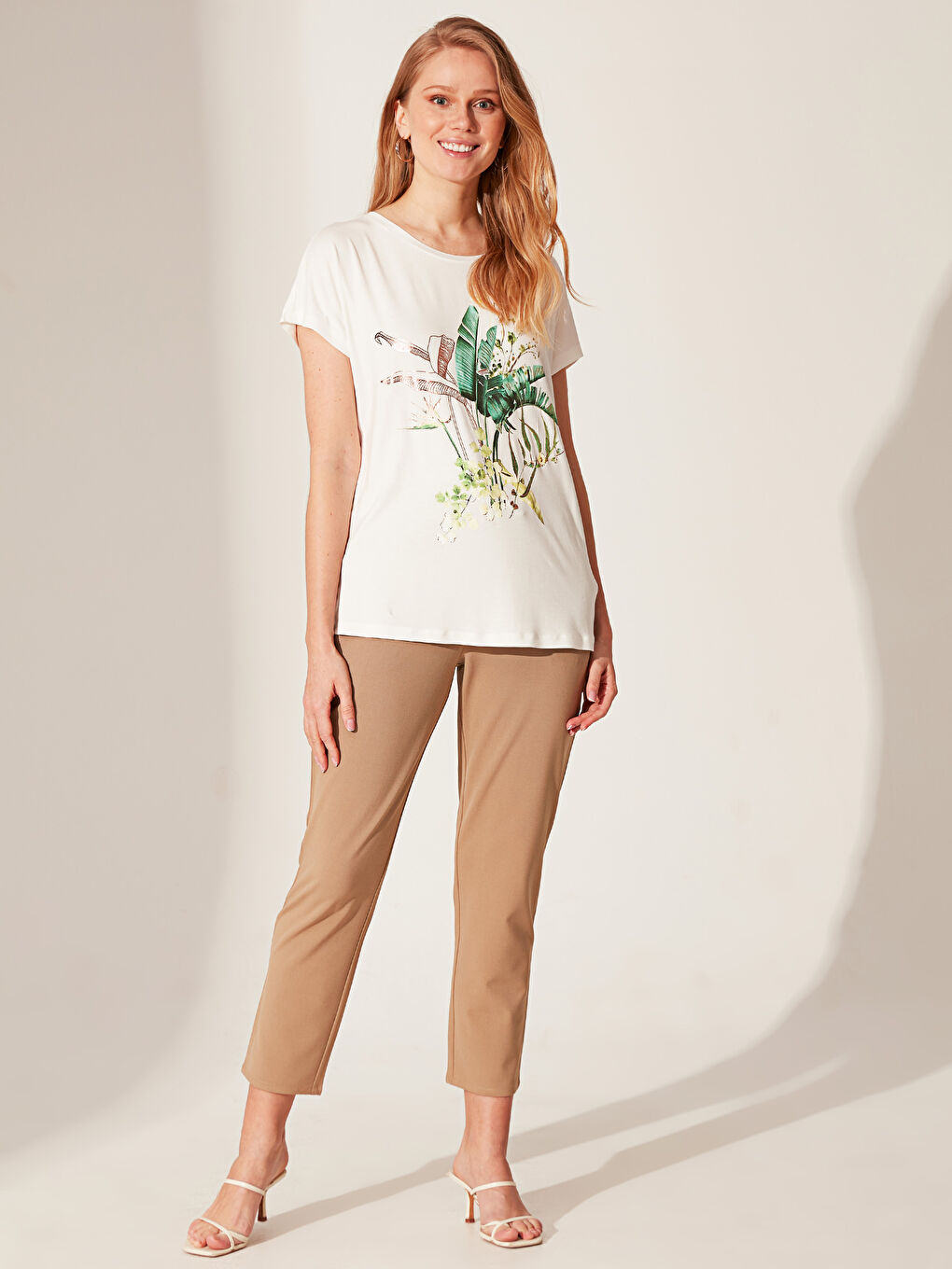 Ekru Bisiklet Yaka Kısa Kollu Kadın Tişört-8