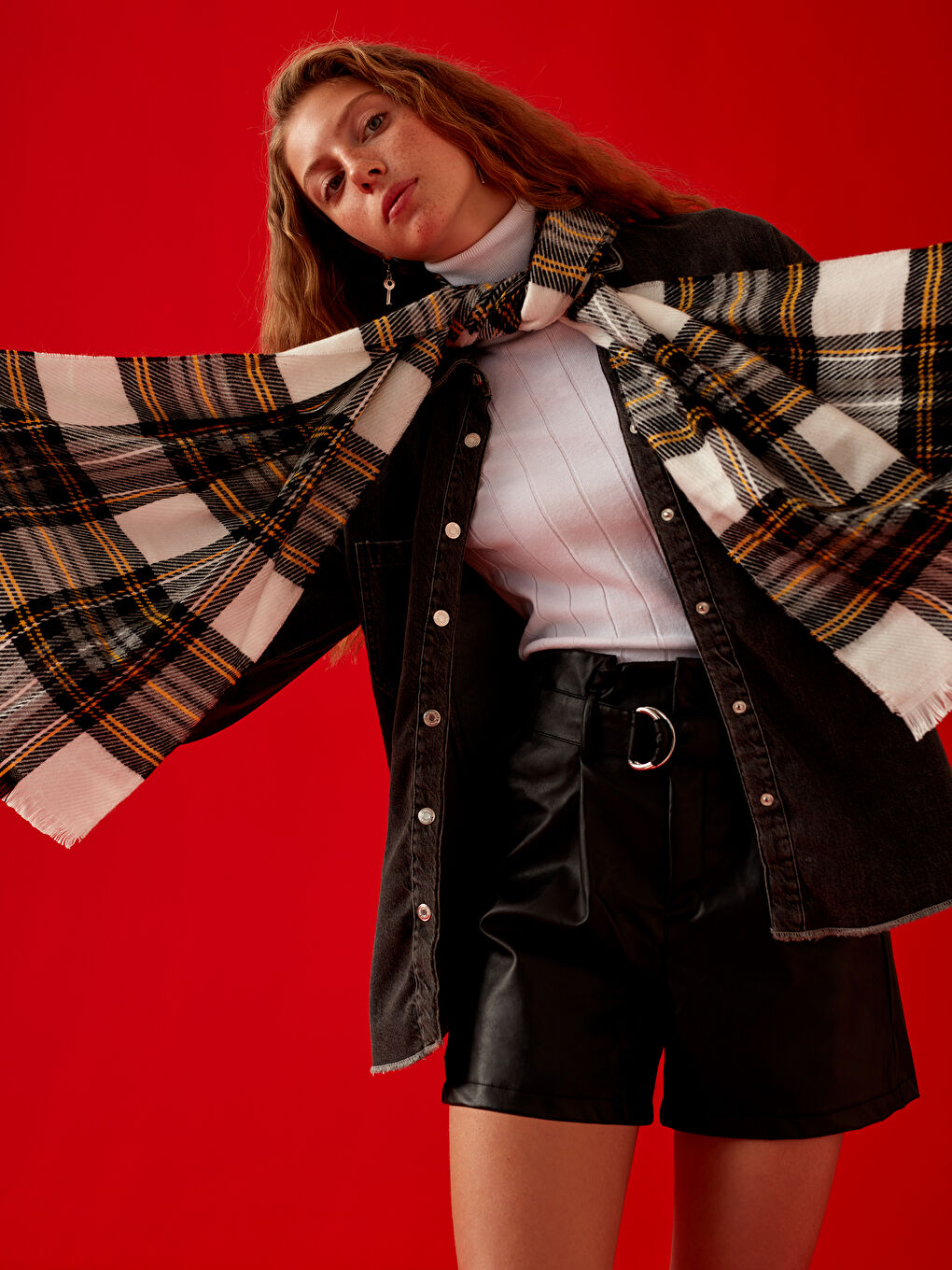 Siyah Standart Fit Kadın Deri Görünümlü Şort