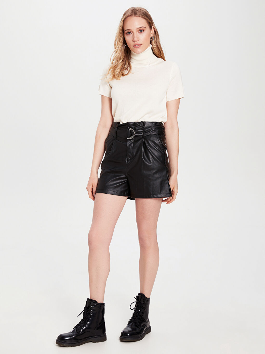 Siyah Standart Fit Kadın Deri Görünümlü Şort-1