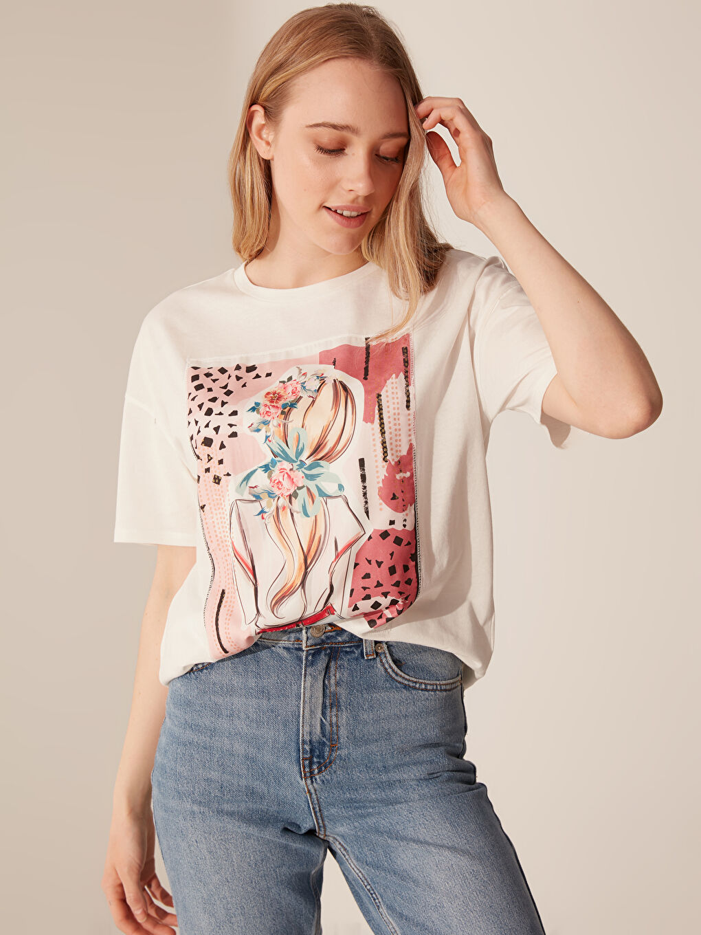 Ekru Bisiklet Yaka Kısa Kollu Kadın Tişört