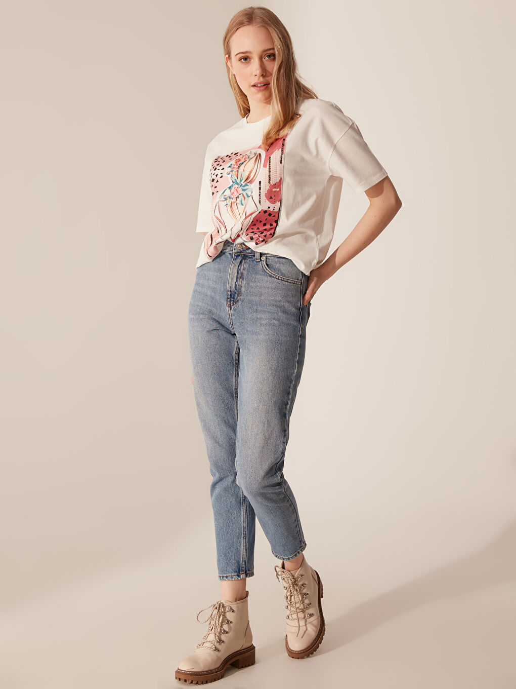 Ekru Bisiklet Yaka Kısa Kollu Kadın Tişört-3